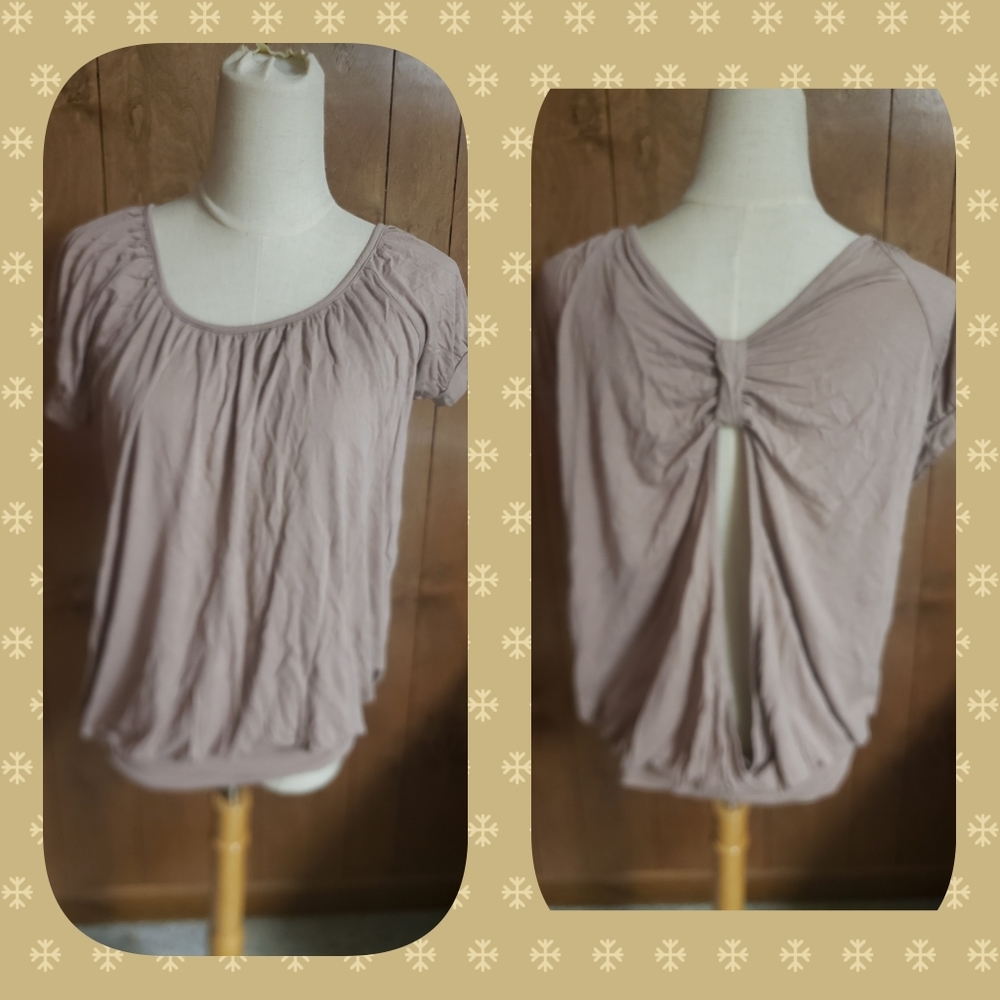🦄Womans Top With Slit in Back